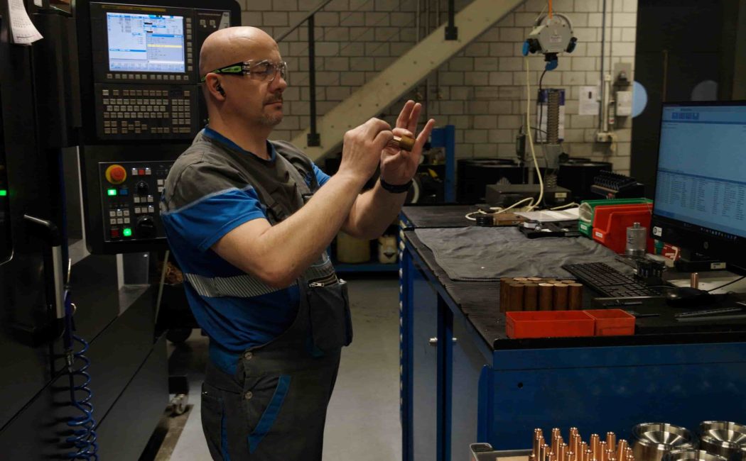PR101W50 Ventilführung von Prototypo Christidis bei der Masshaltigkeitskontrolle, Reverse Engineering, 3D-Scan-gestützte Analyse und Präzisionsfertigung Made in Switzerland, Porsche-Referenznummern 93012306012, 93012306013, 96412306020, 93112306606, 93012306011, 93112306602